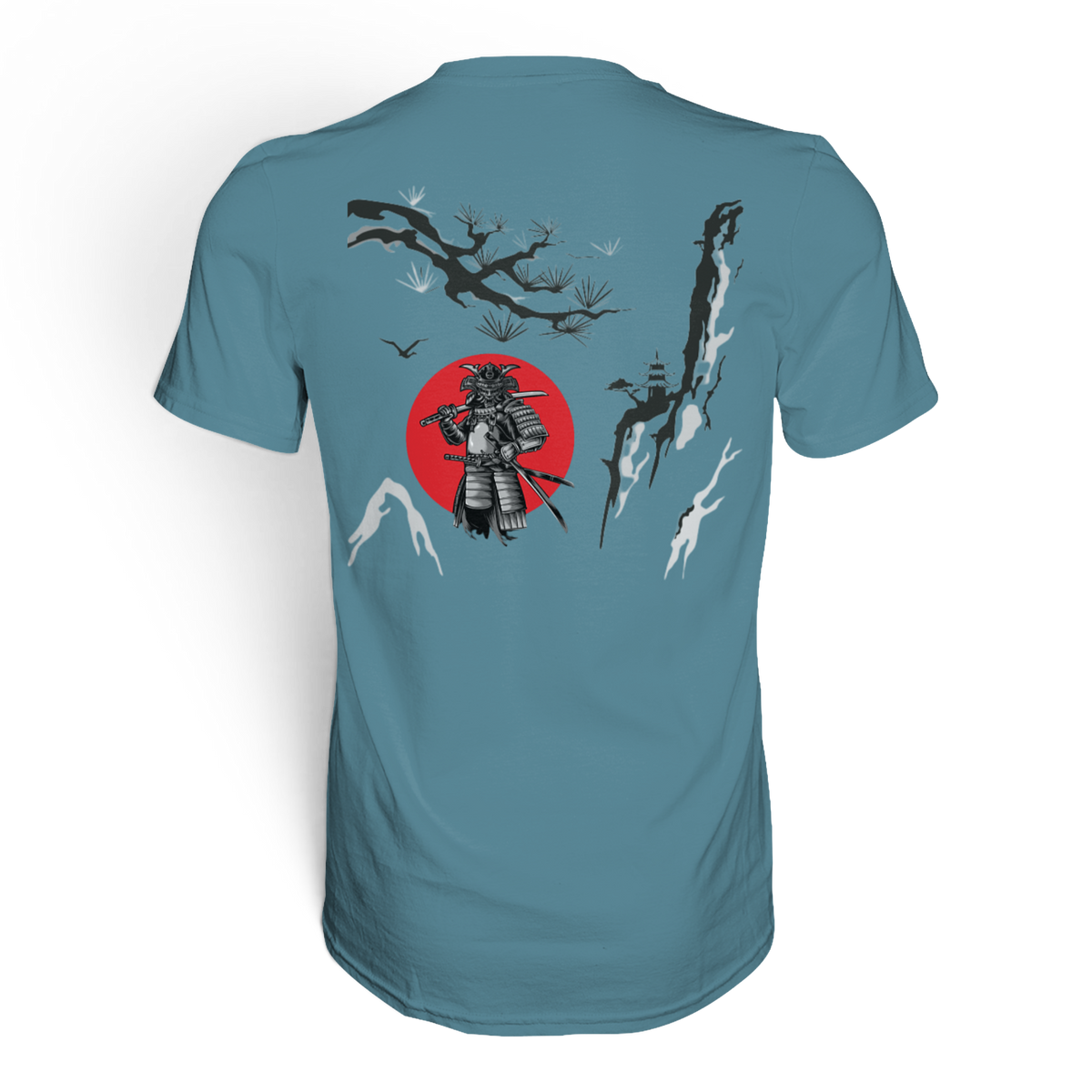 Anime T-Shirt Samurai in Steinblau, Rückenansicht mit Samurai vor roter Sonne, Kiefernzweig und Pagode im Tusche-Stil