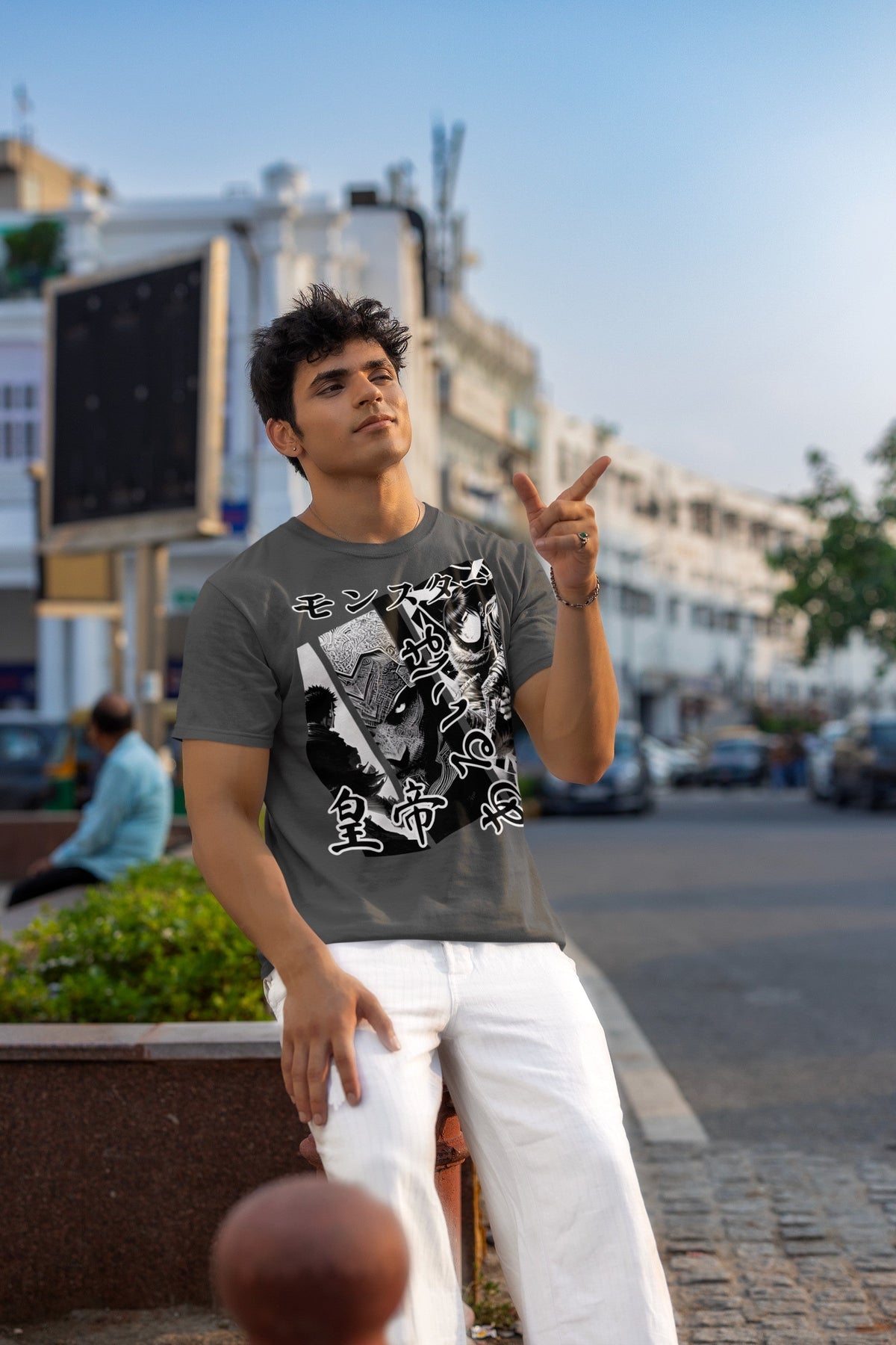 Anime T-Shirt Manga Collage Tenno in Dunkelgrau, getragen von einem Mann in der Stadt