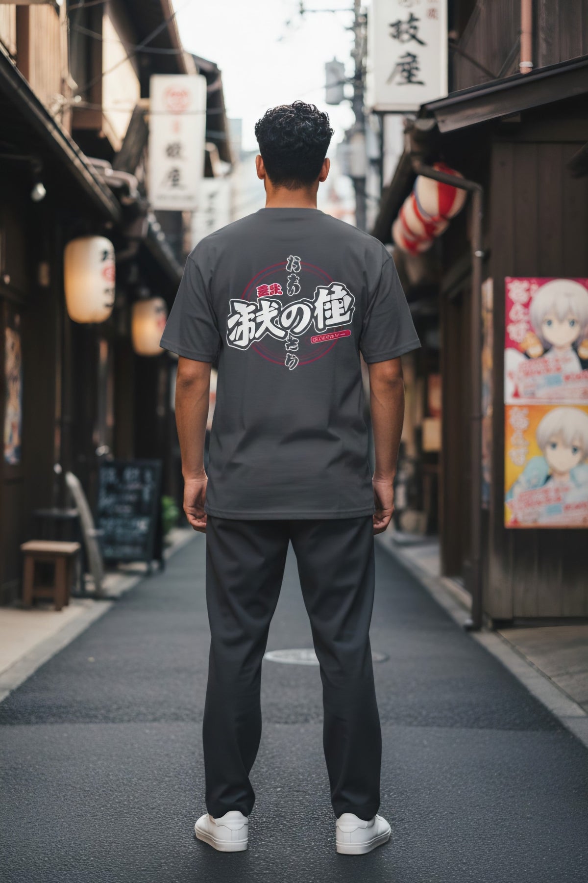 Anime T-Shirt Kanji Schriftzeichen in Dunkelgrau, Rückenansicht an einem Mann in einer japanischen Gasse