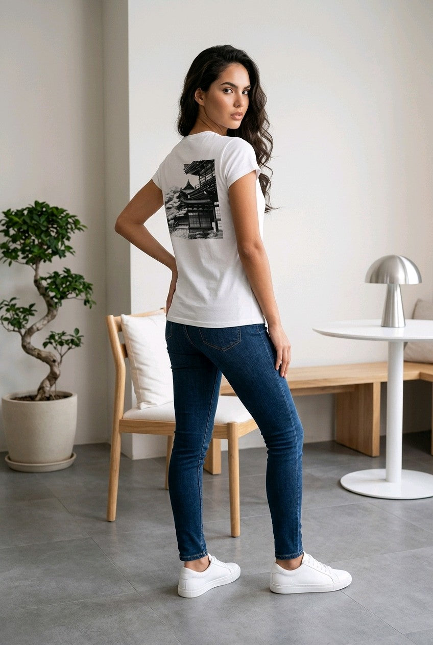 Anime T-Shirt Kominka Haus in Weiß, Rückenansicht an einer Frau