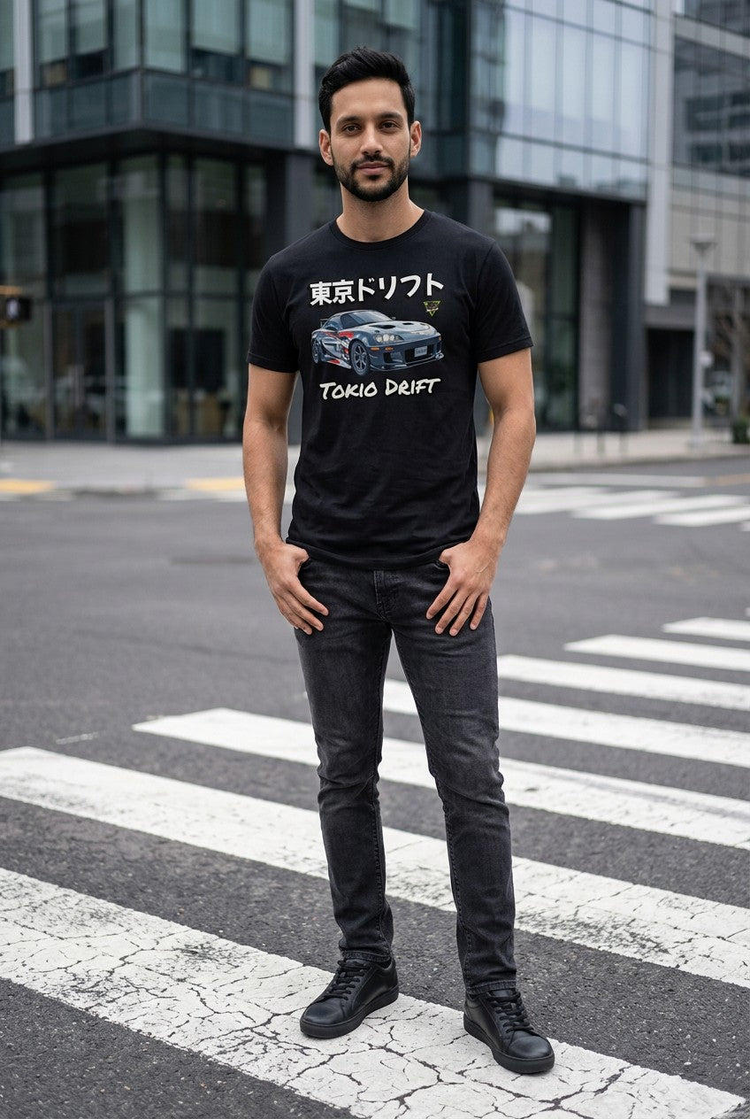 Anime T-Shirt Tokyo Street Racing in Schwarz, getragen von einem Mann auf der Straße