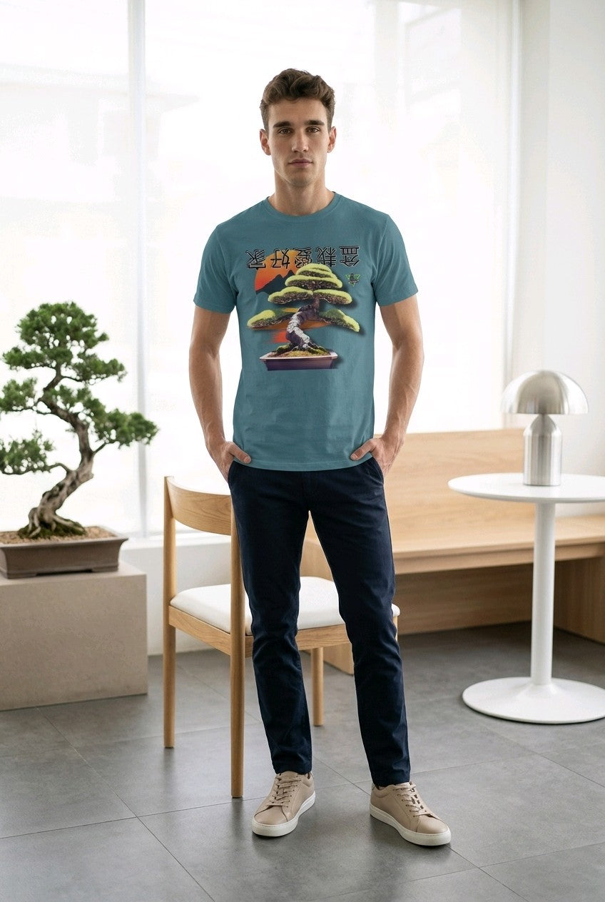 Anime T-Shirt Bonsai in Steinblau, getragen von einem Mann