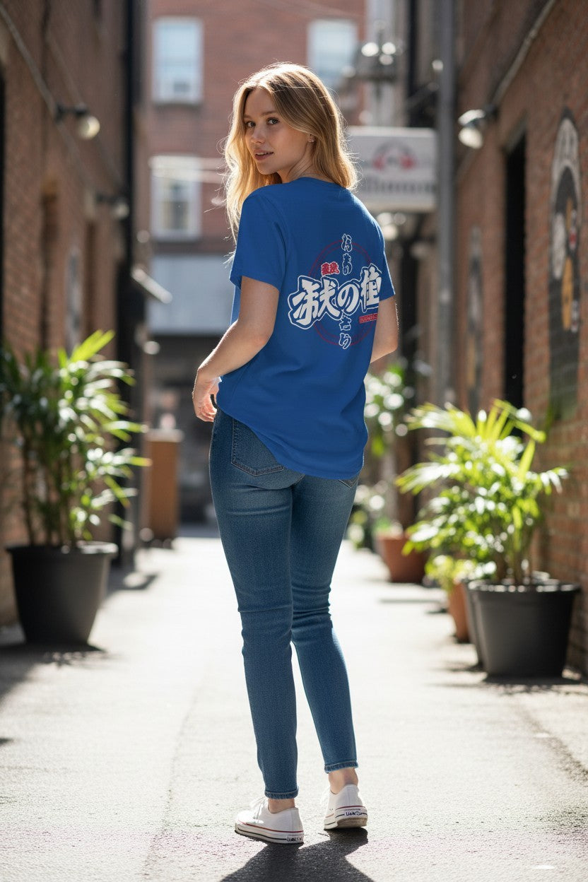 Anime T-Shirt Kanji Schriftzeichen in Royalblau, Rückenansicht an einer Frau in einer Gasse