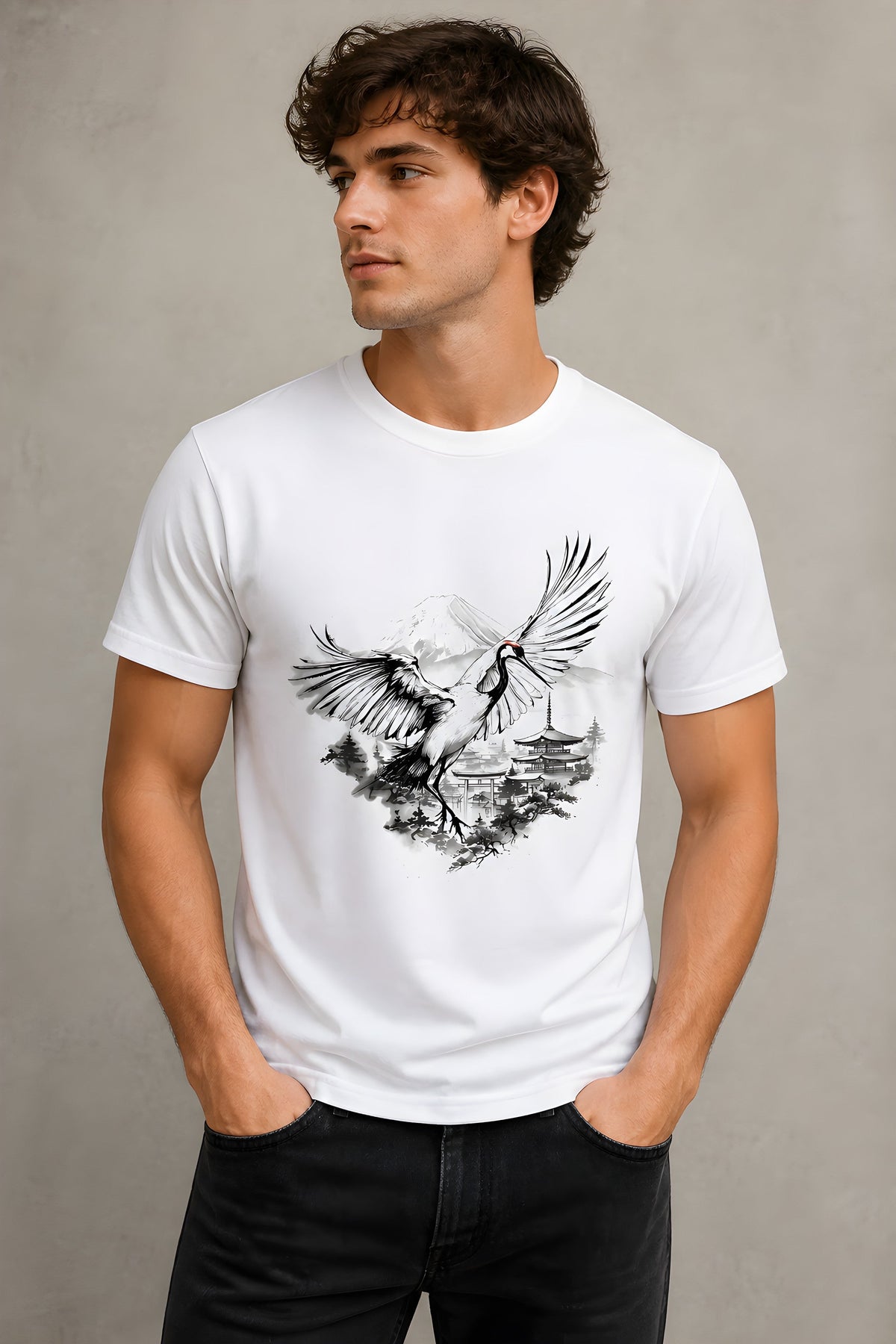 Anime T-Shirt Kranich Tancho in Weiß, Vorderansicht an einem Mann, Studioaufnahme