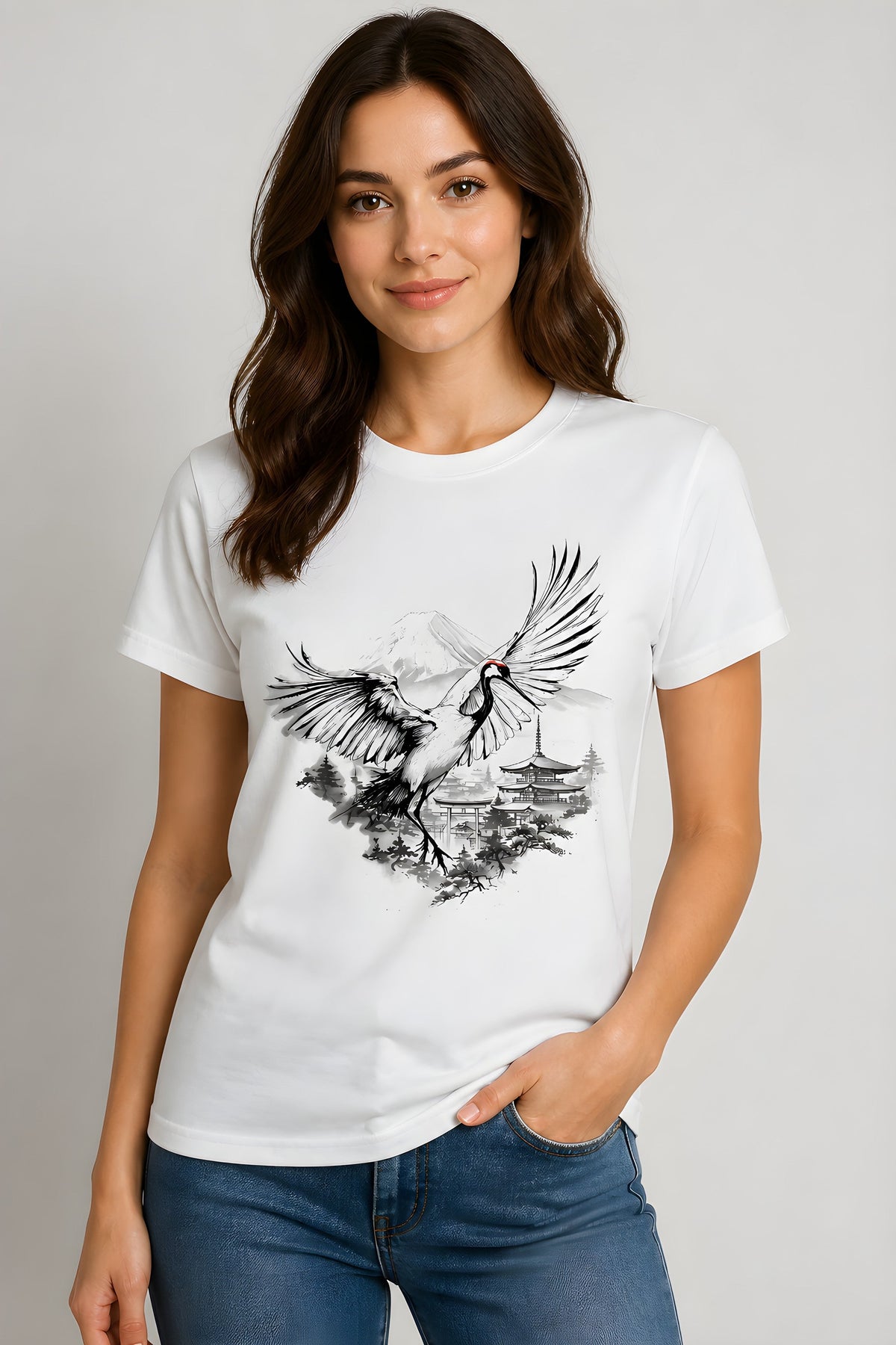 Anime T-Shirt Kranich Tancho in Weiß, Vorderansicht an einer Frau, Studioaufnahme
