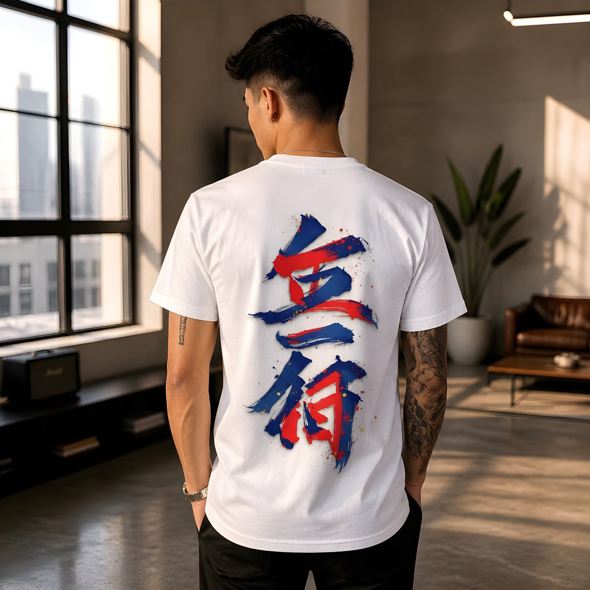 Anime T-Shirt Kalligrafie Bijutsu in Weiß, Rückenansicht an einem Mann im Loft