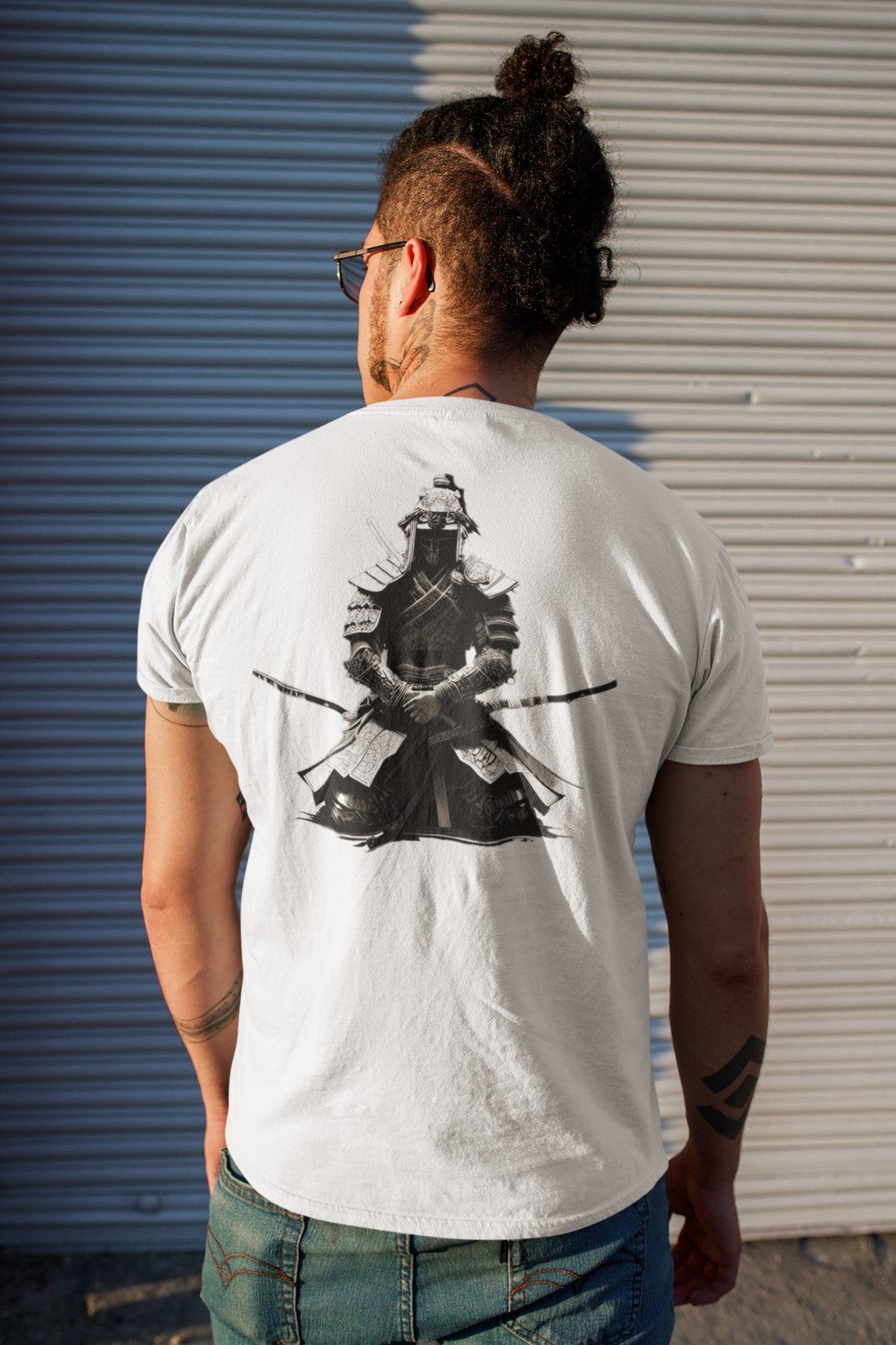 Anime T-Shirt Krieger Warrior in Weiß, Rückenansicht an einem Mann vor einer Hauswand