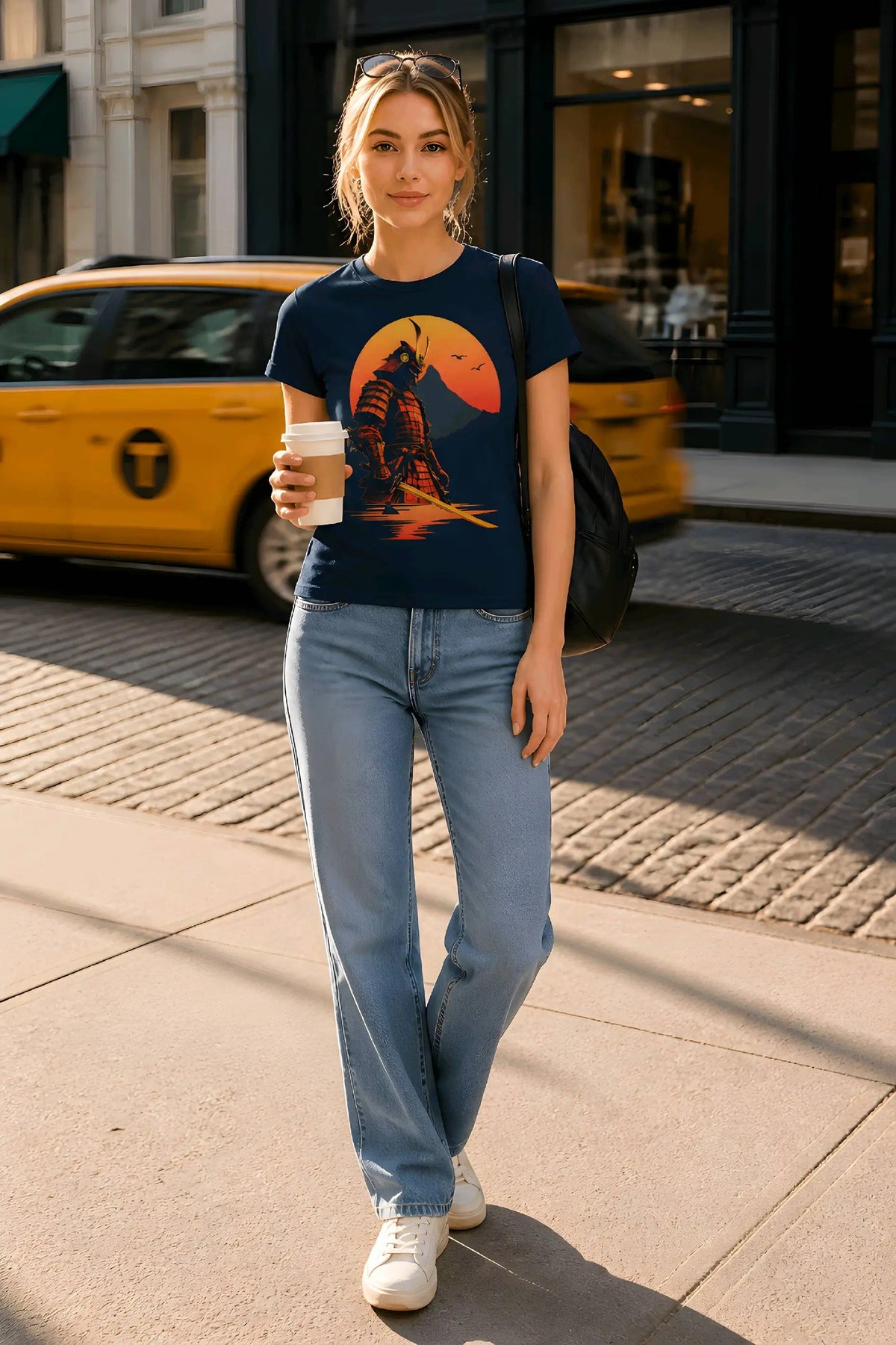 Anime T-Shirt Krieger Senshi in Urban Navy, getragen von einer Frau in der Stadt