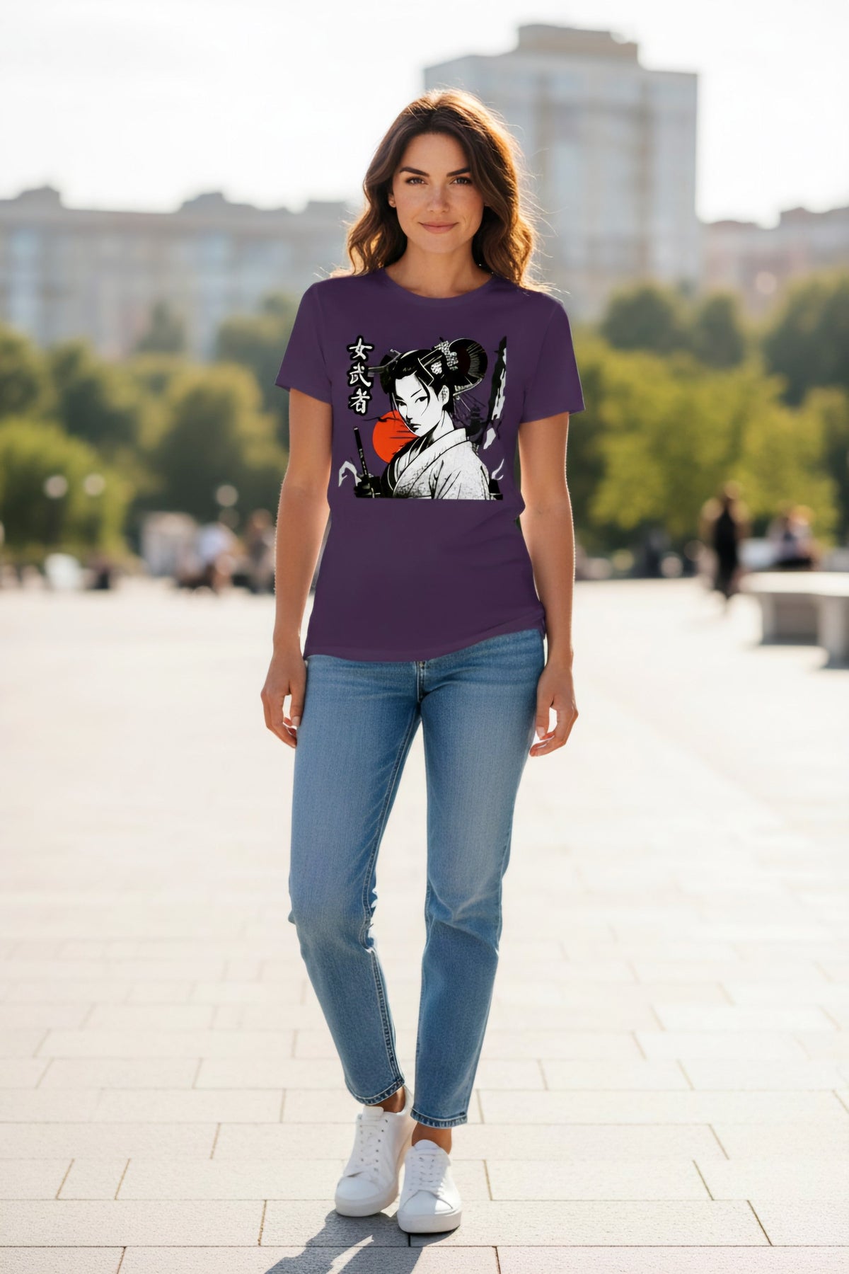 Anime T-Shirt Damen Kriegerin Onna-Bugeisha in Lila, getragen von einer Frau in der Stadt