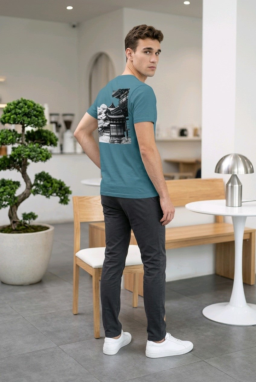 Anime T-Shirt Kominka Haus in Steinblau, Rückenansicht an einem Mann